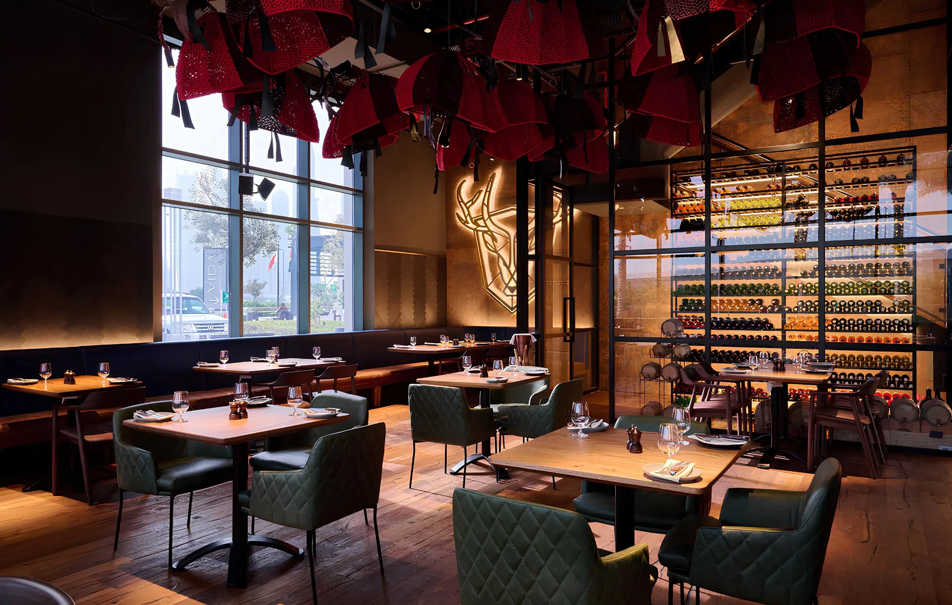 Restaurace Hunter & Barrel v přízemí komplexu AMRA